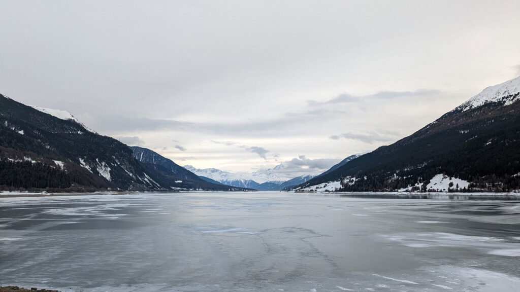 Lago di Resia ghiacciato